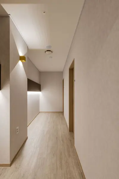 베이지 톤의 차분한 뷰티샵 복도 공간